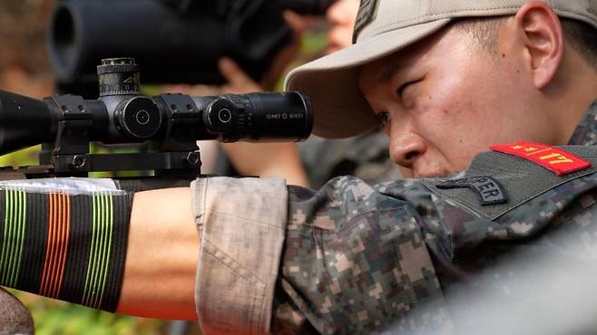 해병대사령부는 지난 26일부터 30일까지 경북 포항 수성사격장에서 육·해·공군, 해병대와 미국, 필리핀, 호주 등 총 29개 팀의 저격수들이 참가한 가운데 제4회 해병대사령관배 저격수 경연대회를 실시하고 있다.사진은 제4회 해병대사령관배 저격수 경연대회에 참가한 육군 저격수가 목표를 향해 조준하고 있다. 해병대사령부 제공