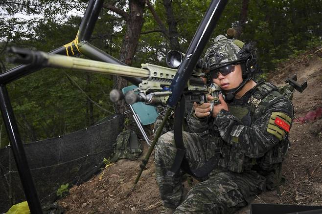 해병대사령부는 지난 26일부터 30일까지 경북 포항 수성사격장에서 육·해·공군, 해병대와 미국, 필리핀, 호주 등 총 29개 팀의 저격수들이 참가한 가운데 제4회 해병대사령관배 저격수 경연대회를 실시하고 있다.사진은 제4회 해병대사령관배 저격수 경연대회에 참가한 해병대 저격수가 마름모 장애물을 이용한 제압사격을 위해 표적을 조준하고 있다. 해병대사령부 제공