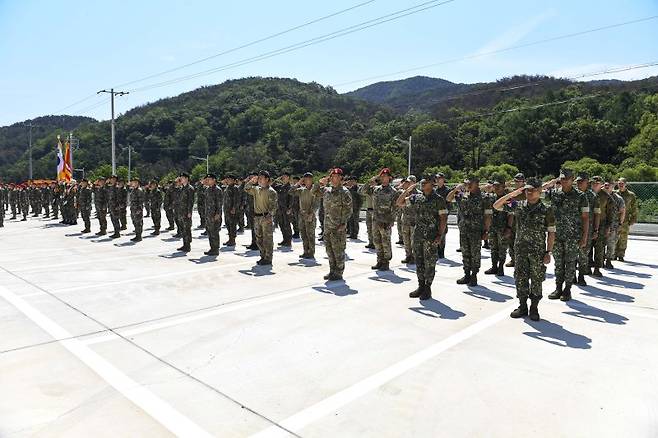 해병대가 지난 26일부터 30일까지 포항 수성사격장에서 육ㆍ해ㆍ공군, 해병대와 미국, 필리핀, 호주 등 총 29개 팀의 저격수들이 참가한 제4회 해병대사령관배 저격수 경연대회를 실시한다고 29일 밝혔다. 제4회 해병대사령관배 저격수 경연대회 개회식에 참가한 4개국 29개 팀 장병들이 도열해 있다. 해병대사령부 제공
