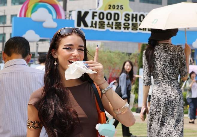 29일 행사장을 찾은 외국인 관광객들이 K 푸드를 즐기고 있다. 사진=박범준 기자