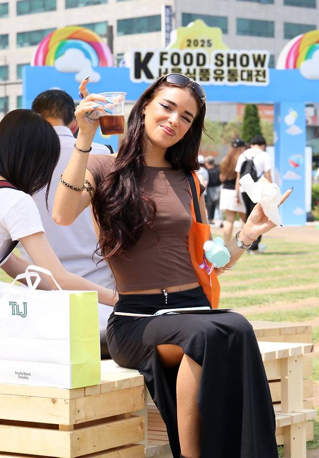 ‘2025 서울식품유통대전(K푸드쇼)’가 이틀간의 일정으로 서울 중구 서울광장에서 열렸다. 행사 마지막 날인 29일 행사장을 찾은 외국인 관광객들이 행사를 즐기고 있다. 사진=박범준 기자