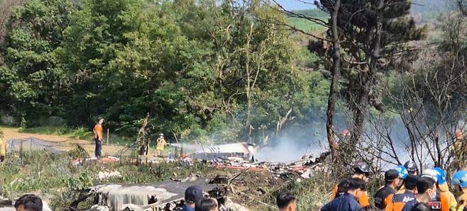 29일 오후 경북 포항시 남구 동해면 신정리 포항공항 인근 야산에 해군이 운용하는 해상초계기가 추락했다. 해군과 소방 당국 등에 따르면 사고 비행기는 P-3C 해상초계기로 추락 당시 기내에 4명이 탑승하고 있었다. 연합뉴스