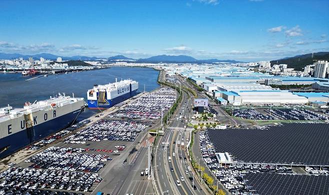 [울산=뉴시스] 현대자동차 울산공장과 수출선적부두 전경 (사진=현대자동차 제공) photo@newsis.com *재판매 및 DB 금지 /사진=뉴시스