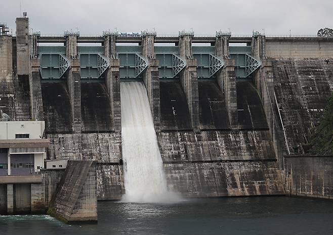 한국수자원공사가 충북 충주댐에서 전사 합동 홍수대책회의를 마치고 수문개방 및 방류 상황을 점검을 실시했다. 2025.5.15 (ⓒ뉴스1, 무단 전재-재배포 금지)