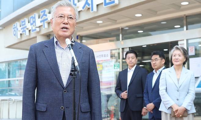 문재인 전 대통령이 21대 대선 사전투표 첫날인 29일 오전 경남 양산시 하북면 주민자치센터에 마련된 사전투표소에서 투표 후 취재진과 인터뷰하고 있다. 오른쪽은 김정숙 여사. 연합뉴스