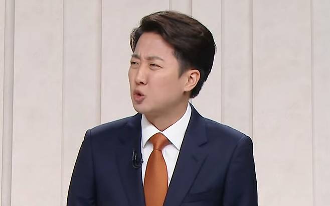 이준석 개혁신당 대통령 후보가 27일 서울 마포구 상암동 문화방송(MBC) 스튜디오에서 열린 정치 분야 토론회에서 발언하고 있다. 에스비에스(SBS) 유튜브 갈무리