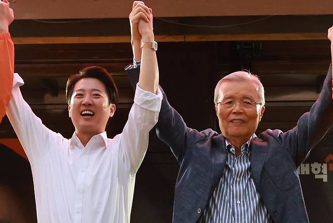 김종인 전 국민의힘 비상대책위원장이 28일 서울 강남구 코엑스 동문에서 열린 개혁신당 이준석 후보의 집중유세 현장을 찾아 이 후보와 함께 두 팔을 들어올리고 있다. 연합뉴스