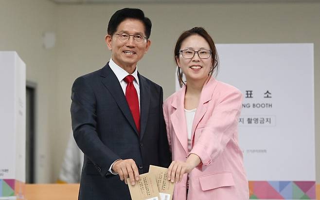 김문수 국민의힘 대선후보가 외동딸 동주씨와 함께 29일 오전 인천 계양1동 주민센터에서 제21대 대통령 선거 사전투표를 하고 있다. 공동취재사진