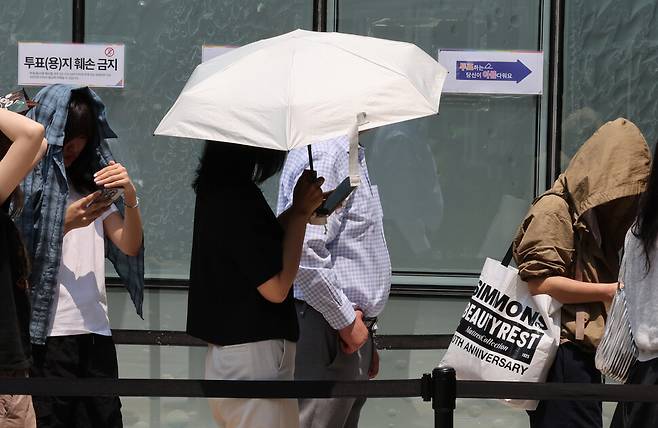 제21대 대통령 선거 사전투표 첫째날인 29일 오전 서울 강남구 역삼1동주민센터에 마련된 사전투표소에서 유권자들이 투표를 위해 길게 줄 서 있다. 김태형 기자 xogud555@hani.co.kr