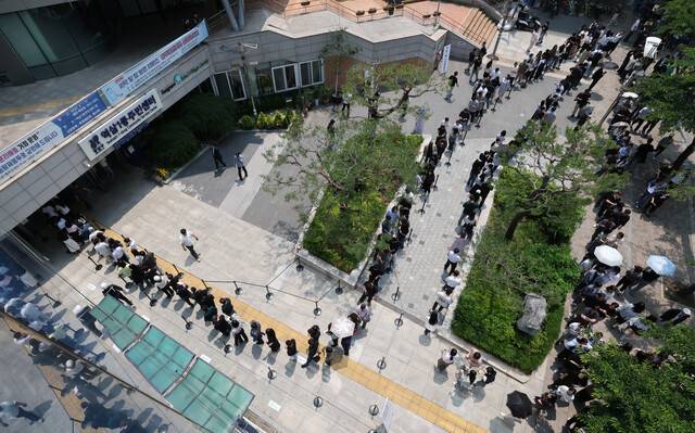21대 대통령 선거 사전투표 첫째날인 29일 오전 서울 강남구 역삼1동주민센터에 마련된 사전투표소에서 유권자들이 투표를 위해 길게 줄 서 있다. 김태형 기자 xogud555@hani.co.kr