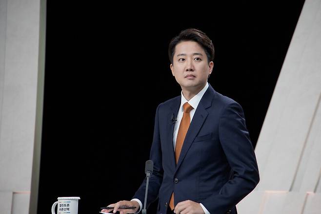 이준석 개혁신당 대통령 후보가 지난 27일 서울 마포구 상암동 문화방송(MBC) 스튜디오에서 열린 정치 분야 대통령선거 티브이(TV) 토론회를 준비하고 있다. 국회사진기자단