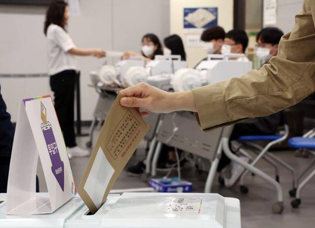 제21대 대통령선거 사전투표를 하루 앞둔 28일 부산 연제구청 2층에 마련된 연산제2동사전투표소에서 투표관리관들이 투표절차를 점검하고 있다. 부산 사전투표는 오는 29일부터 이틀간 오전 6시~오후 6시 투표소 206곳에서 진행된다. 부산=뉴시스