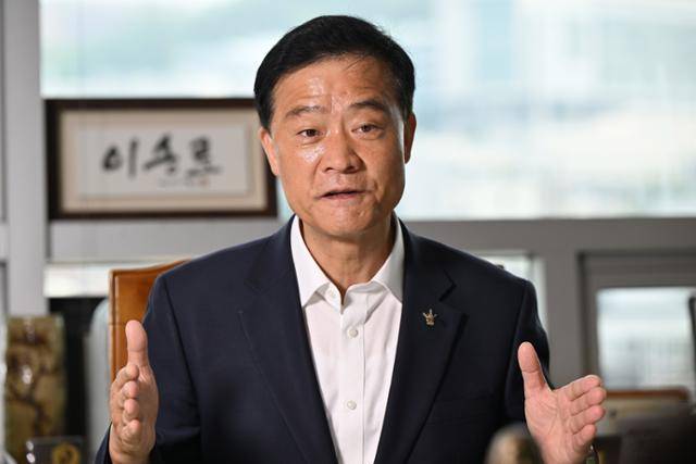 이승로 서울 성북구청장이 28일 구청 집무실에서 누구나 차별 없는 복지공동체 사회를 목표로 제시하고 있다. 박시몬 기자