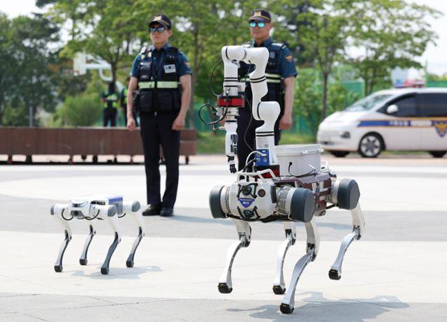 28일 대구 수성구 수성못에서 열린 대구경찰청 AI드론·로봇을 이용한 디지털 합동 순찰 시연에서 폴리봇이 기동성 성능 시연을 하고 있다. 연합뉴스