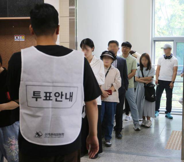 21대 대통령 선거 사전투표 첫날인 29일 충북 청주시 율량사천 행정복지센터에서 시민들이 사전투표를 하기 위해 순서를 기다리고 있다. 뉴시스