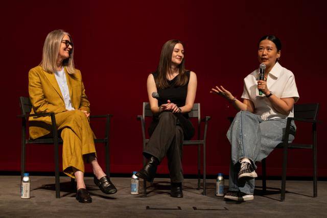 디즈니·픽사의 신작 '엘리오'를 제작한 메리 앨리스 드럼(왼쪽부터) 프로듀서와 매들린 섀러피언·도미 시 감독이 지난 5일 미국 캘리포니아주 에머리빌 픽사 본사에서 기자 간담회를 하고 있다. 월트디즈니 컴퍼니 코리아 제공