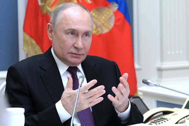 블라디미르 푸틴 러시아 대통령이 28일 러시아 모스크바 크렘린궁에서 스포츠 관련 화상 회의를 주재하고 있다. 크렘린궁 제공. 모스크바=AP 연합뉴스