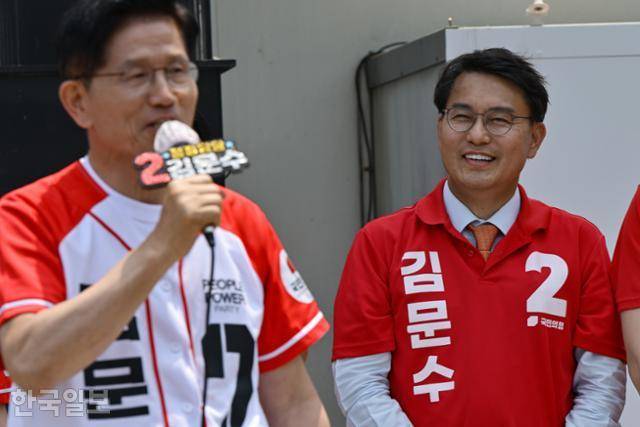 김문수(왼쪽) 국민의힘 대선 후보가 29일 인천 미추홀구 인하대역 광장에서 열린 집중 유세 도중 발언하고 있다. 최근 국민의힘 공동선거대책위원장에 임명되며 당내 논란을 유발한 '친윤석열계' 윤상현 의원이 김 후보 옆에서 웃음을 짓고 있다. 정다빈 기자