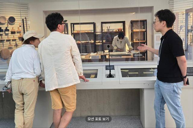 대구간송미술관 관람객들이 29일 수리복원실 앞에서 간송의 작품을 복원하는 과정을 지켜보고 있다. 전준호 기자