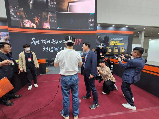 28일 2025 국제소방안전박람회가 열린 대구 북구 엑스코(EXCO) 전시장에서 한 참가자가 XR(확장현실) 실감 소방훈련 콘텐츠를 체험하고 있다. 대구=김재현 기자