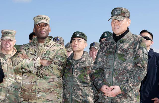 제이비어 브런슨(왼쪽 두 번째) 한미연합군 사령관과 김명수 합참의장이 지난 3월 6일 경기 포천시 승진훈련장에서 열린 '2025년 전반기 한미연합 수도기계화보병사단(수기사) 통합화력 실사격 훈련'을 찾아 현장 지도를 하고 있다. 브런슨 사령관은 최근 한국을 중국 앞의 고정된 항모라고 했다. 사진공동취재단
