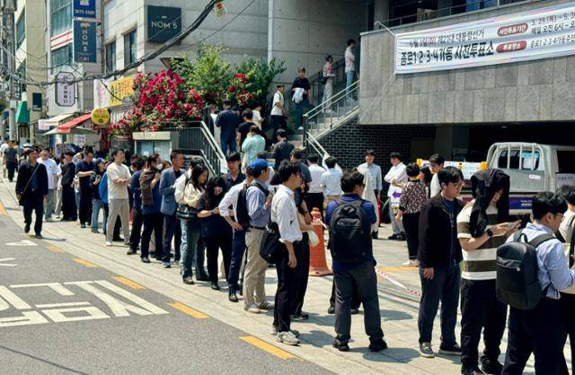 제21대 대통령 선거 사전투표 첫날인 29일 서울 종로구 종로1·2·3·4가동 주민센터에 마련된 투표소 앞에서 직장인들이 소중한 한 표를 행사하기 위해 길게 줄지어 서 있다. 뉴스1