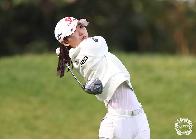 <yonhap photo-3934=""> 티샷하는 황유민 (서울=연합뉴스) 황유민이 17일 경기 이천에 위치한 사우스스프링스CC에서 열린 '상상인 한경 와우넷 2024' 1라운드 3번 홀에서 티샷하고 있다. 2024.10.17 [KLPGT 제공. 재판매 및 DB 금지] photo@yna.co.kr/2024-10-17 15:53:39/ <저작권자 ⓒ 1980-2024 ㈜연합뉴스. 무단 전재 재배포 금지, AI 학습 및 활용 금지></yonhap>