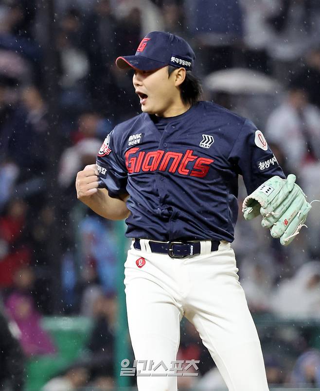 2025 KB0리그 프로야구 SSG랜더스와 롯데자이언츠의 경기가 27일 오후 인천SSG랜더스필드에서 열렸다. 6회말 구원등판한 정철원이 2사 3루 역투하고 있다. 인천=김민규 기자 mgkim1@edaily.co.kr /2025.03.27/