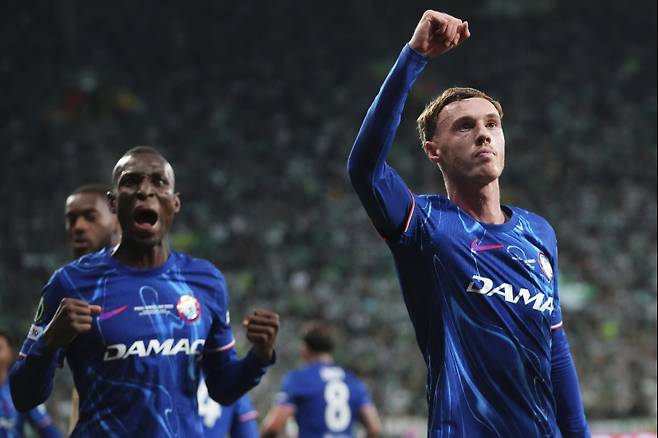 <yonhap photo-3037=""> Chelsea's Nicolas Jackson, left, and Cole Palmer celebrate after scoring during the Europa League final soccer match between Real Betis and Chelsea in Wroclaw, Poland, Wednesday, May 28, 2025. (AP Photo/Petr David Josek)/2025-05-29 06:37:29/ <저작권자 ⓒ 1980-2025 ㈜연합뉴스. 무단 전재 재배포 금지, AI 학습 및 활용 금지></yonhap>