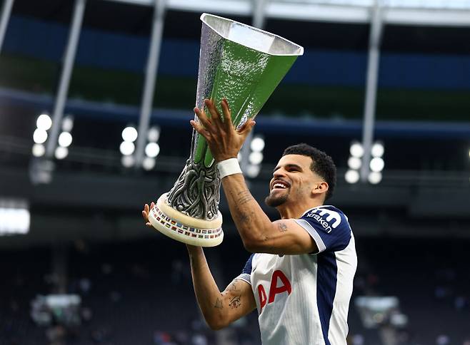 <yonhap photo-1147=""> Soccer Football - Premier League - Tottenham Hotspur v Brighton & Hove Albion - Tottenham Hotspur Stadium, London, Britain - May 25, 2025 Tottenham Hotspur's Dominic Solanke holds aloft the Europa League trophy during a lap of appreciation after the match Action Images via Reuters/Matthew Childs EDITORIAL USE ONLY. NO USE WITH UNAUTHORIZED AUDIO, VIDEO, DATA, FIXTURE LISTS, CLUB/LEAGUE LOGOS OR 'LIVE' SERVICES. ONLINE IN-MATCH USE LIMITED TO 120 IMAGES, NO VIDEO EMULATION. NO USE IN BETTING, GAMES OR SINGLE CLUB/LEAGUE/PLAYER PUBLICATIONS. PLEASE CONTACT YOUR ACCOUNT REPRESENTATIVE FOR FURTHER DETAILShttps://isplus.com/2025-05-26 03:48:18/ <저작권자 ⓒ 1980-2025 ㈜연합뉴스. 무단 전재 재배포 금지, AI 학습 및 활용 금지></yonhap>