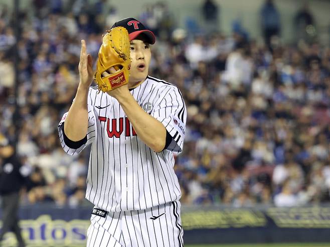 16일 오후 잠실야구장에서 열린 2025 프로야구 삼성과 LG 경기. LG 선발 임찬규가 6회 삼성 공격을 막고 들어오고있다. 잠실=정시종 기자 capa@edaily.co.kr /2025.04.16.