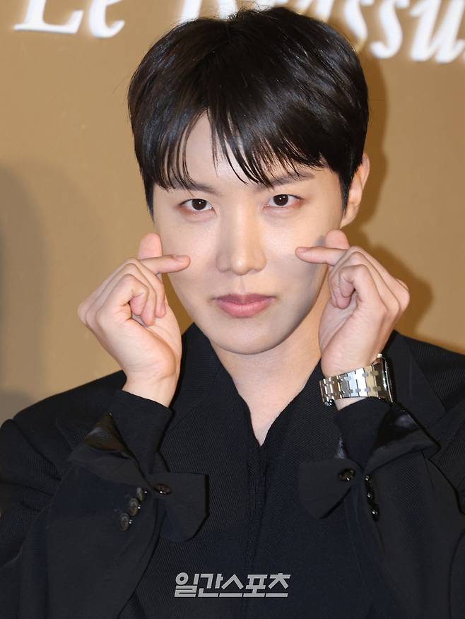 BTS 제이홉이 22일 오후 서울 성동구 성수동에서 열린 한 고급 워치 브랜드 포토월 행사에 참석해 포즈를 취하고 있다. 서병수 기자 qudtn@edaily.co.kr /2024.11.22/