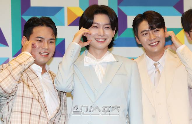 가수 최재명, 천록담(이정), 김용빈, 손빈아, 춘길(모세), 추혁진이 24일 오전 서울 마포구 스탠포드호텔에서 열린 TV조선 '미스터트롯3' TOP7 기자간담회에 참석해 포즈를 취하고 있다. 서병수 기자 qudtn@edaily.co.kr /2025.03.24/