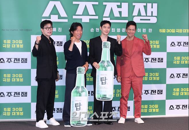 배우 손현주, 유해진, 이제훈, 바이런 만이 29일 오후 서울 용산구 CGV용산아이파크몰에서 열린 영화 '소주전쟁' 언론배급시사회 및 기자간담회에 참석해 포토타임을 갖고 있다. '소주전쟁'은 1997년 IMF 외환위기, 소주 회사가 곧 인생인 재무이사 종록과 오로지 성과만 추구하는 글로벌 투자사 직원 인범이 대한민국 국민 소주의 운명을 걸고 맞서는 이야기를 그린 영화. 오는 30일 개봉. 서병수 기자 qudtn@edaily.co.kr /2025.05.29/