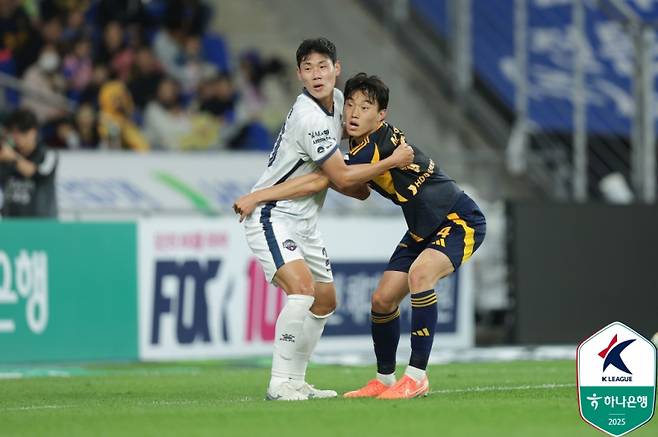 울산 수비수 서명관(오른쪽)이 김천 박찬용을 수비하는 모습. 사진=프로축구연맹