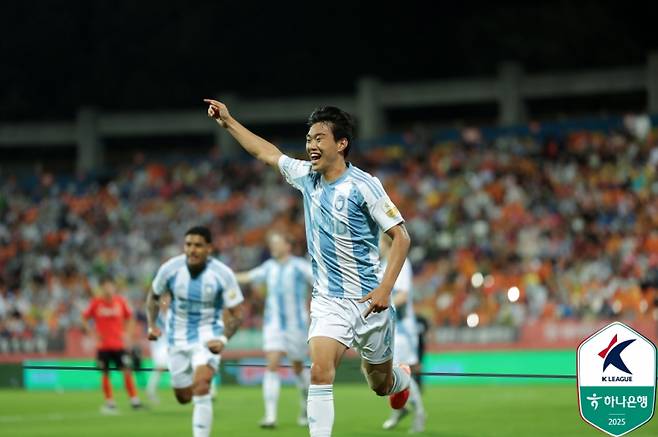 서명관이 환호하는 모습. 사진=프로축구연맹