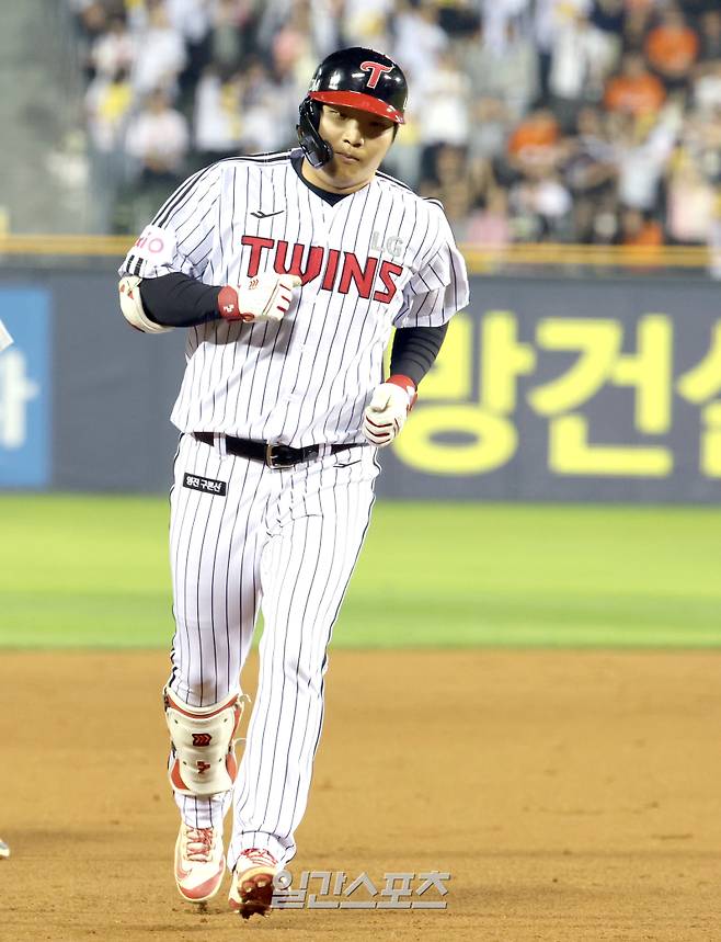 29일 오후 잠실야구장에서 열린 2025 프로야구 한화와 LG 경기. LG 문보경이 6회 우중간 동점 솔로포를 날리고 그라운드를 돌고있다. 잠실=정시종 기자 capa@edaily.co.kr