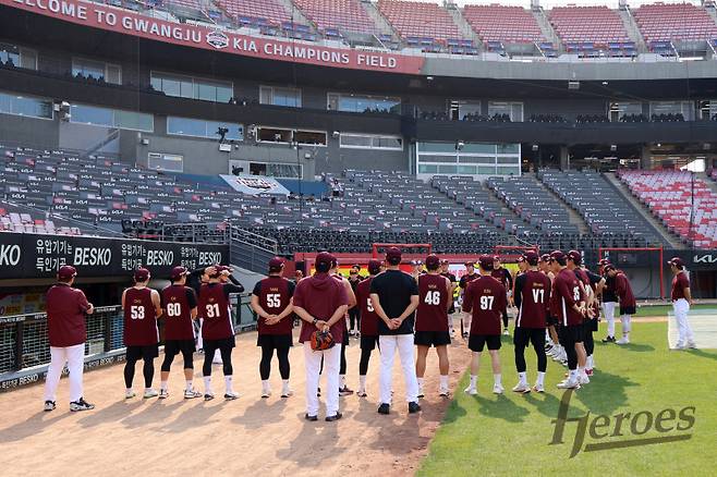 29일 광주 KIA전에 앞서 그라운드에 모인 키움 선수들. 키움 제공