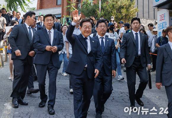 이재명 더불어민주당 후보가 29일 서울 서대문구 신촌동 주민센터에서 제 21대 대통령선거 사전투표를 마치고 나오며 손을 들어 인사하고 있다. [사진=곽영래 기자]