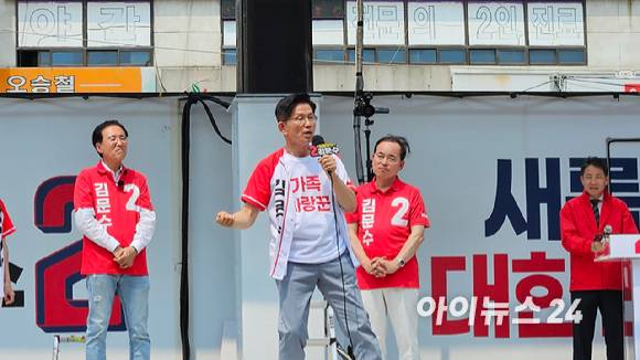 김문수 국민의힘 대선 후보가 29일 오후 경기도 시흥 삼미시장 앞에서 열린 '대역전의 서막, 시흥' 유세에서 겉옷을 열어젖히는 퍼포먼스를 보이고 있다. [사진=김보선 기자]