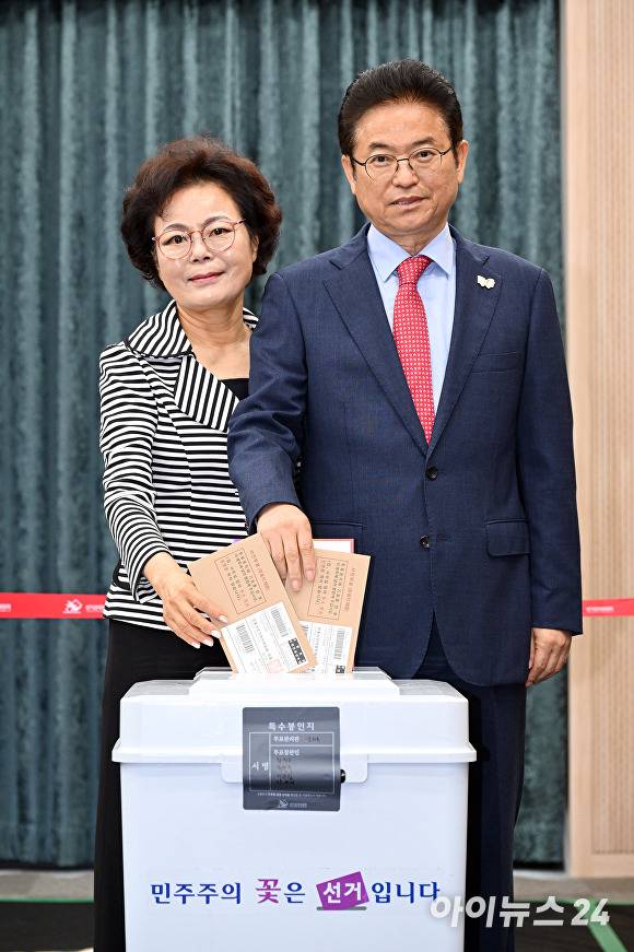 29일 이철우 경상북도지사가 제21대 대통령 선거 사전투표 첫날, 부인 김재덕 여사와 함께 예천군 호명읍 사전투표소를 찾아 한 표를 행사하고 있다. [사진=경북도청]