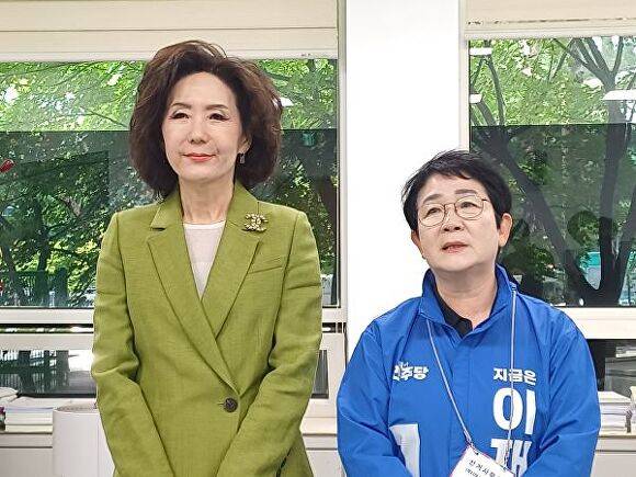 이진숙 서울대10개만들기 추진위원장(왼쪽)이 박정현 더불어민주당 대전시당위원장과 기자회견을 하고 있다 [사진=강일 기자]