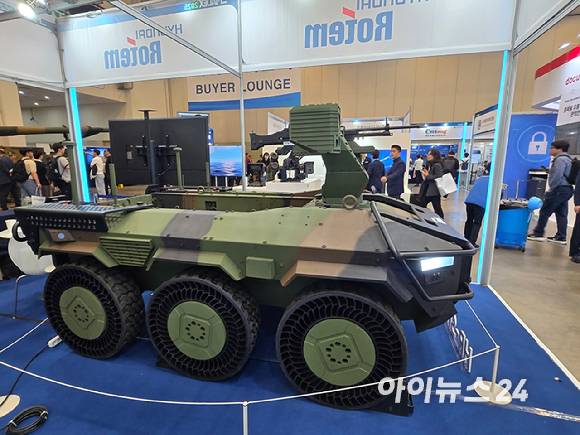 '해양방위산업전(MADEX) 2025' 현대로템 전시장에 다목적 무인차량 'HR-셰르파(HR-SHERPA)'가 전시돼 있다. [사진=최란 기자]