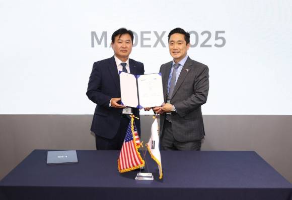 28일 국제해양방위산업전(MADEX 2025) 현장에서 레이시온과 RAM Block-Ⅱ 기술협력생산(TCP) 협력 업무협약(MOU)을 체결한 박태식 LIG넥스원 미사일시스템사업부문장(좌측)과 마이크 민(Mike Min) 레이시온 인도태평양 사업개발 부사장(우측)이 기념사진을 촬영하고 있다.  [사진=LIG넥스원]