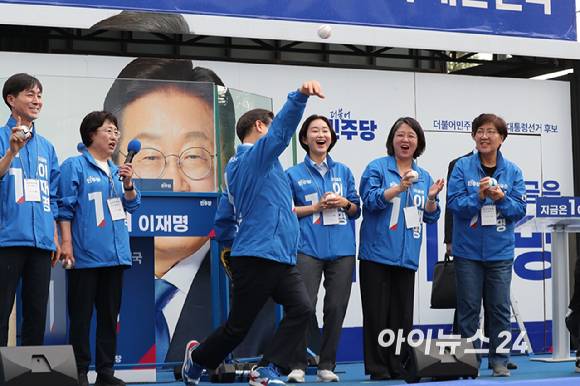 제21대 대통령선거 사전투표일인 29일 더불어민주당 이재명 후보가 서울 송파구 종합운동장역 앞 광장에서 열린 강동구·송파구 집중유세에서 시구 퍼포먼스를 하고 있다. [사진=곽영래 기자]