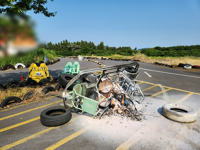 오늘(29일) 오후 제주도 서귀포시 표선면의 한 카트장에서 운행 중이던 카트에 불이 붙어 10대 1명이 크게 다쳤다. (사진, 제주소방안전본부)