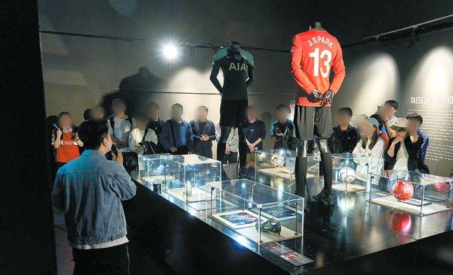 롯데몰 김포공항점에서 8월 31일까지 열리는 ‘위대한 축구 선수 100인 전’ 모습. [사진 이랜드뮤지엄]