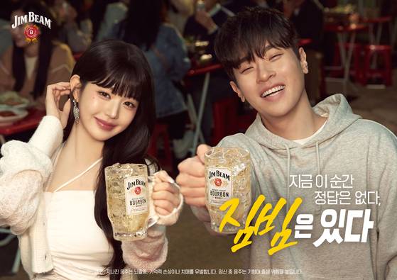산토리 글로벌 스피리츠의 버번위스키 짐빔이 ‘짐빔 하이볼 플레인’을 출시하며 아이브 장원영과 배우 박정민이 출연한 티저 영상을 공개했다. 사진 산토리