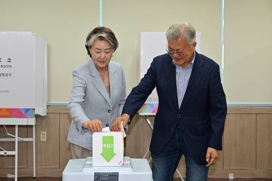 21대 대통령 선거 사전투표일인 29일 오전 문재인 전 대통령과 김정숙 여사가 경남 양산시 하북면 주민자치센터에서 사전투표를 하고 있다. 뉴시스