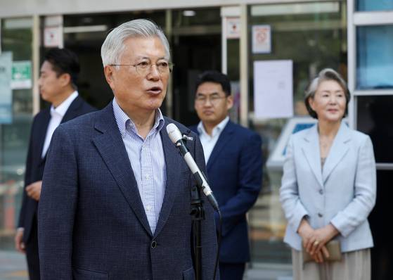 문재인 전 대통령이 21대 대통령선거 사전투표 첫날인 29일 오전 경남 양산시 하북면주민자치센터에 마련된 하북면 사전투표소에서 투표를 마친 뒤 취재진 질문에 답하고 있다. 뉴스1